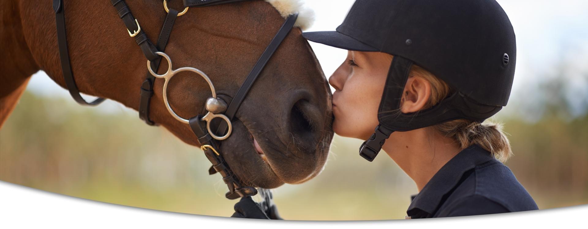 kobieta całująca konia